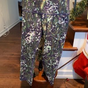 Lululemon cropped leggings - size 6